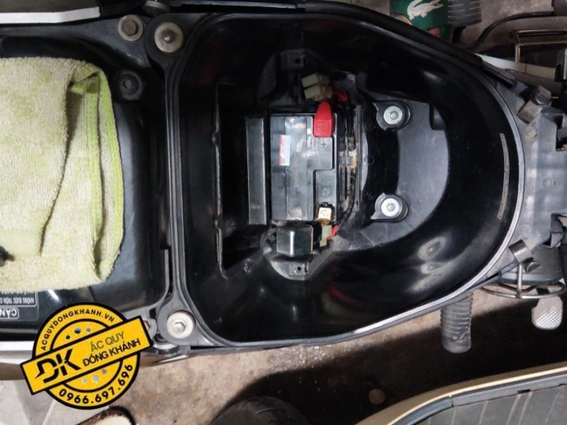 Thay bình ắc quy Vision 12v 5Ah đúng thao tác kỹ thuật 
