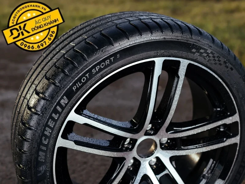 Lốp ô tô Michelin 225/45ZR17 94Y Pilot Sport 5 sử dụng Công nghệ EverGrip cung cấp khả năng bám đường mạnh mẽ 