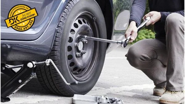 Nới lỏng 4 con ốc ở bánh xe