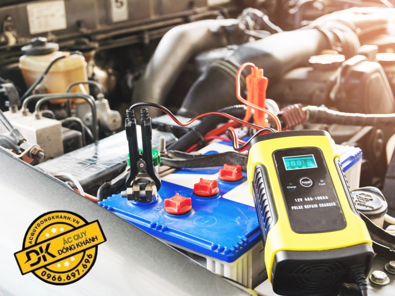 Cách sạc ắc quy Rocket 12V 55Ah đúng cách 