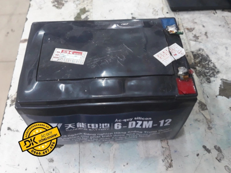 Ắc quy phồng rộp là dấu hiệu dễ thấy khi ắc quy sắp hết tuổi thọ