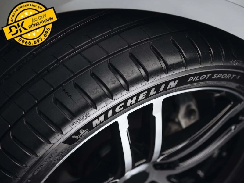 Đặc tính của lốp ô tô Michelin 245/40ZR20 99Y Pilot Sport 4S