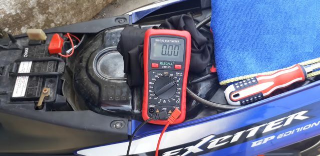 kiểm tra bình ắc quy Exciter 135 