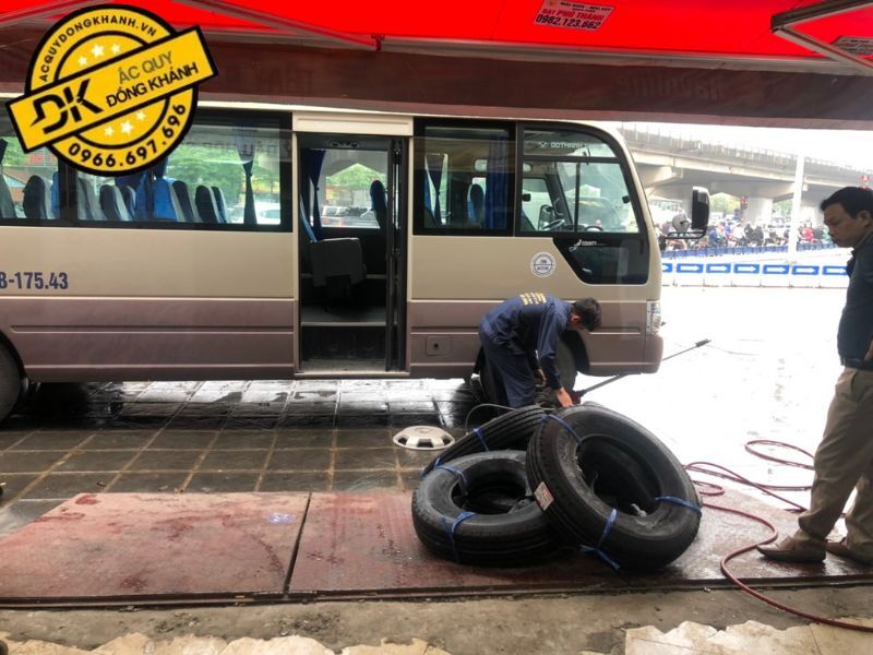 Lốp Bridgestone 700R16 R200 Thái Lan Lắp Đặt Cho Xe HyunDai County 29 Chỗ Tại Đồng Khánh Car Service