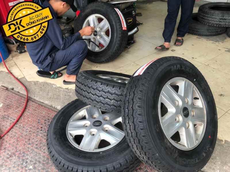 Lốp Maxxis 217/75R16 Gai UE168 Thái Lan Lắp Đặt Cho Xe Ford Transit
